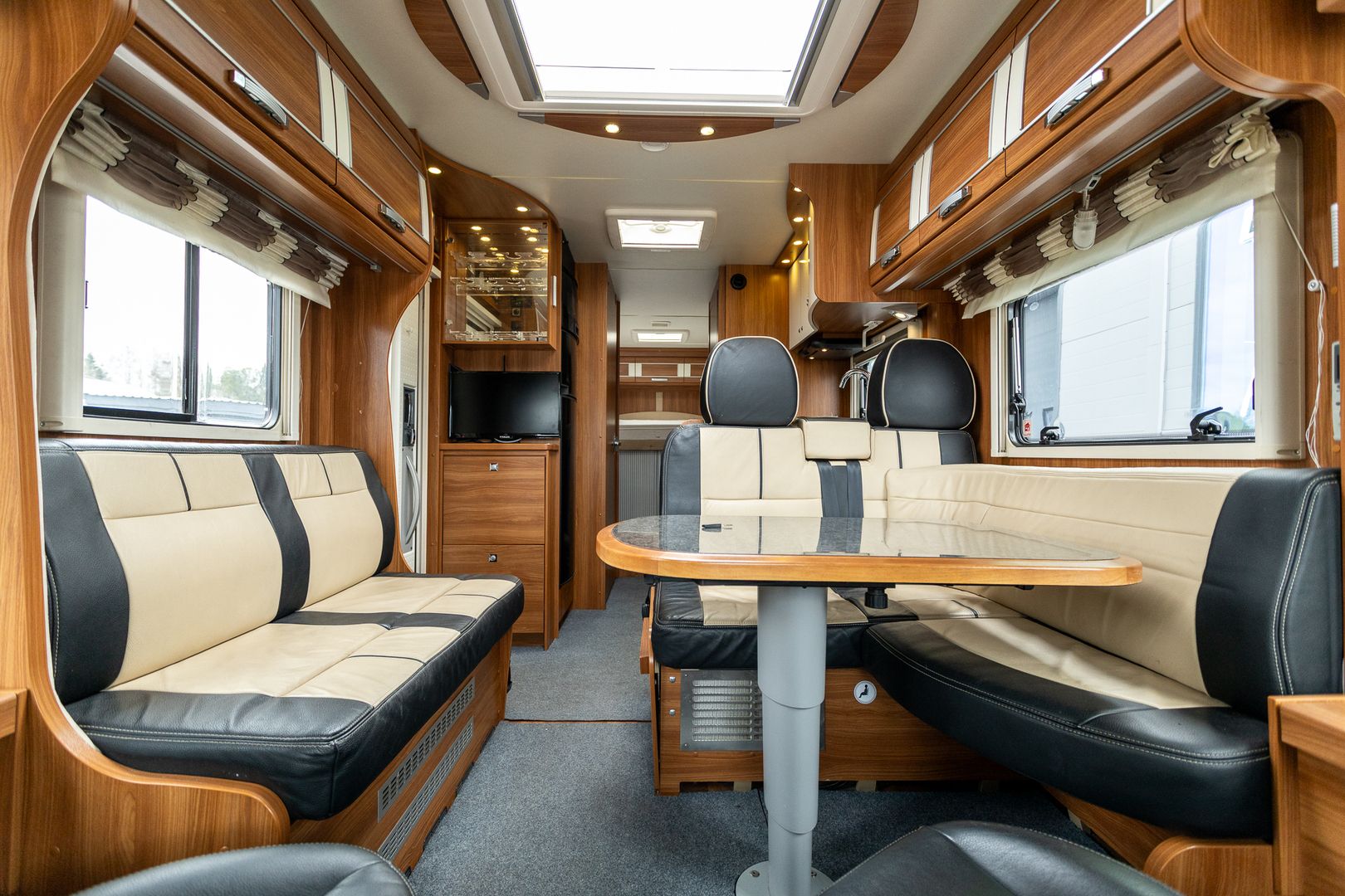 Dethleffs Globetrotter XLI 3.0 Mjet 180 hv ** WEBASTO, AUTOMAATTI, GENERAATTORI, SAAREKEVUODE **, kuva 8