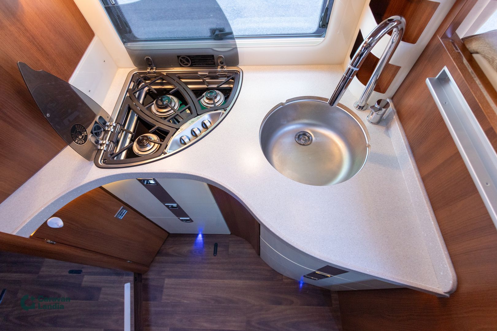 Carthago Chic E-Line I 51QB 177hv **SAAREKEVUODE, 2x ILMASTOINTI, HYDRAULISET TUKIJALAT**, kuva 14