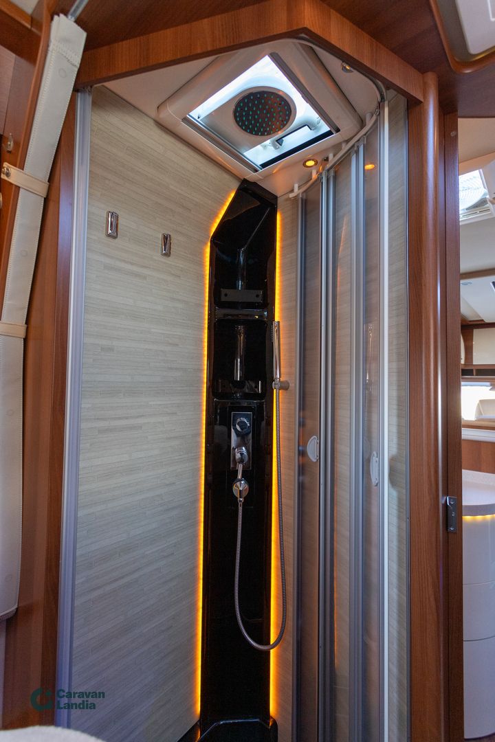 Carthago Chic E-Line I 51QB 177hv **SAAREKEVUODE, 2x ILMASTOINTI, HYDRAULISET TUKIJALAT**, kuva 19