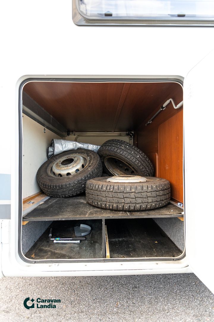 Dethleffs FORTERO H6915 2.4 TDCi 140hv ** ALDE, GENERAATTORI, TAKAVETO PARIPYÖRILLÄ, ERILLISVUOTEET **, kuva 36