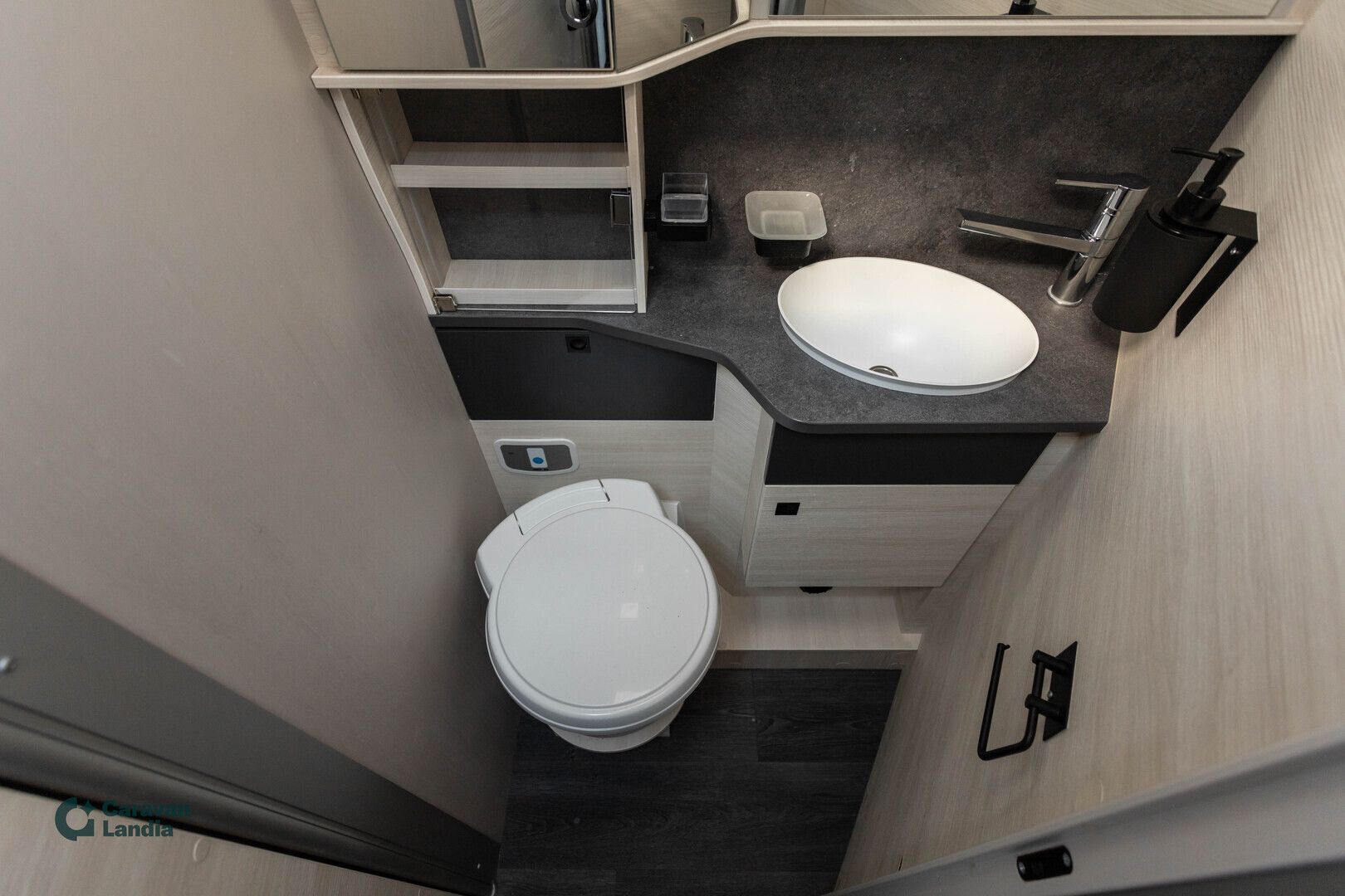 Challenger 328 Graphite Ultimate 2.0 EcoBlue 170hv ** DIESEL-KESKUSLÄMMITYS, SAAREKEVUODE, SÄHKÖ-HUBBET, AURINKOPANEELI **, kuva 12