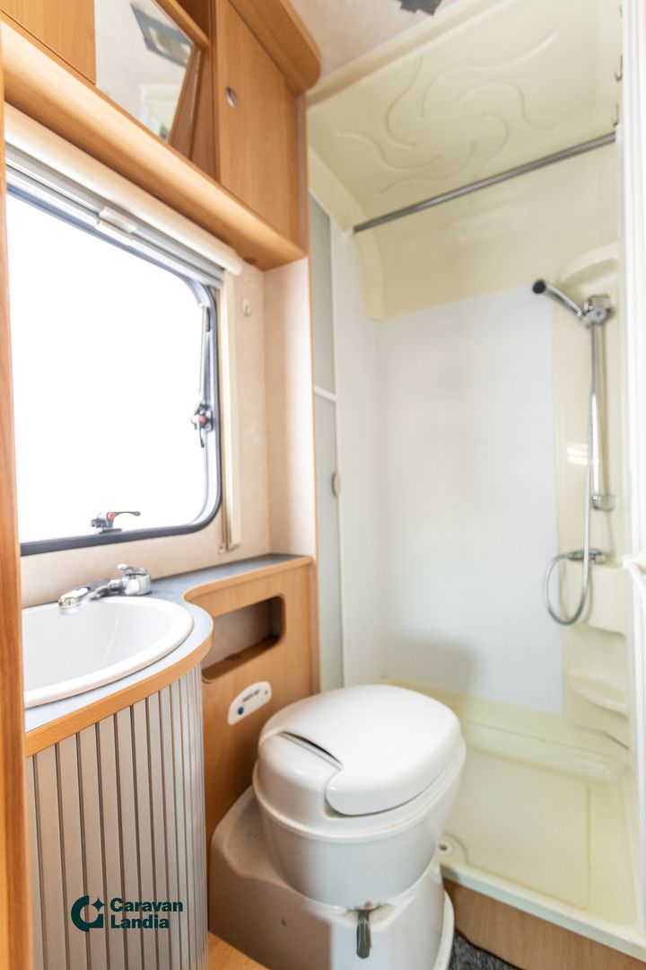 Adria Coral Sport S 573 DS 2.3 Mjet 130 hv ** TRUMA, PITKITTÄINEN PARIVUODE, VASTAKKAINEN ISTUINRYHMÄ **, kuva 17