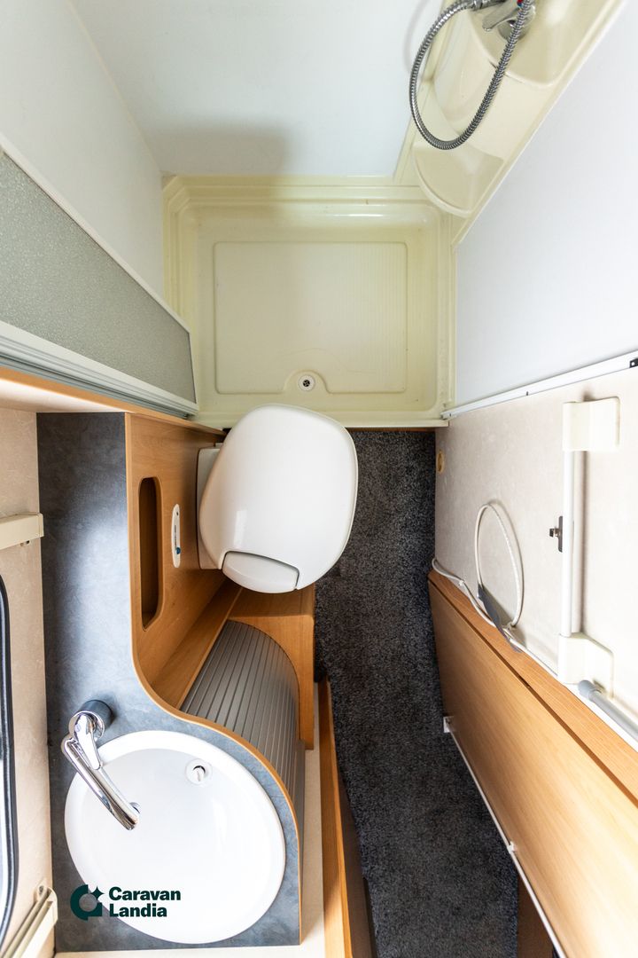 Adria Coral Sport S 573 DS 2.3 Mjet 130 hv ** TRUMA, PITKITTÄINEN PARIVUODE, VASTAKKAINEN ISTUINRYHMÄ **, kuva 19