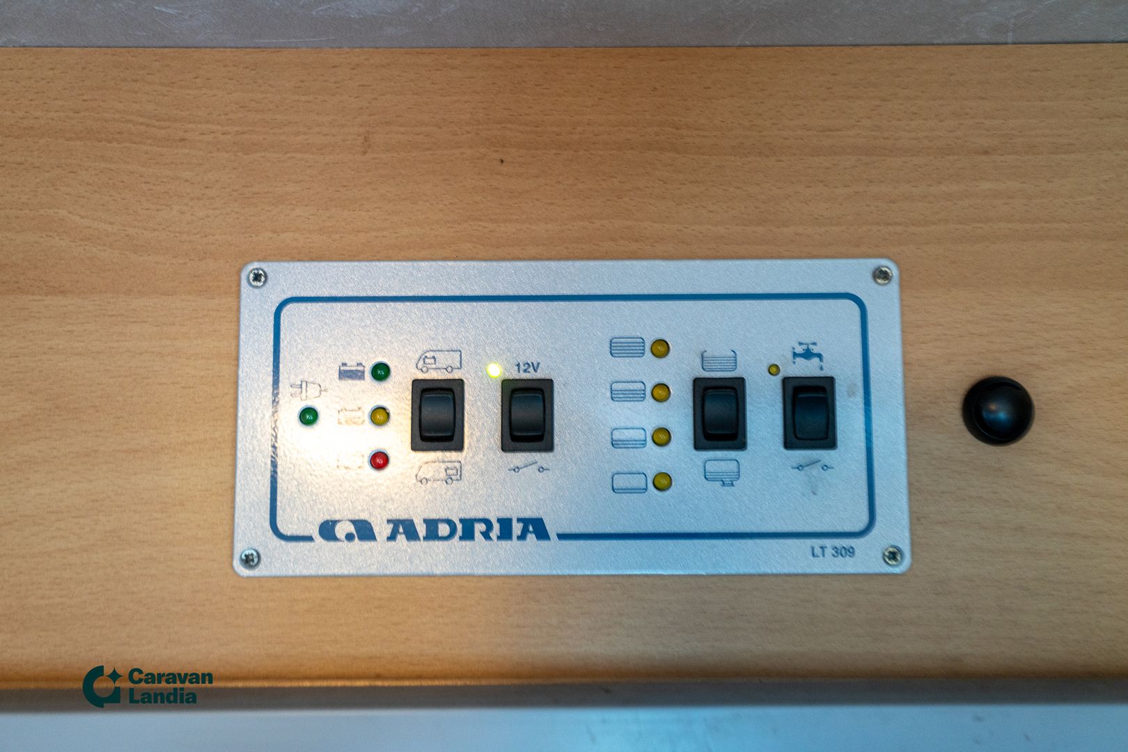 Adria Coral Sport S 573 DS 2.3 Mjet 130 hv ** TRUMA, PITKITTÄINEN PARIVUODE, VASTAKKAINEN ISTUINRYHMÄ **, kuva 23