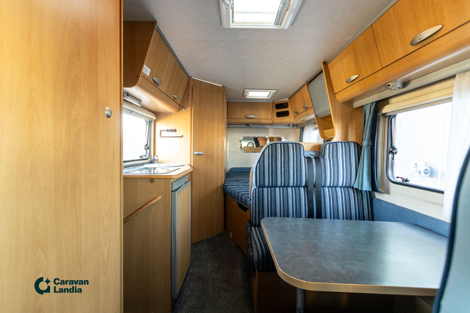 Adria Coral Sport S 573 DS 2.3 Mjet 130 hv ** TRUMA, PITKITTÄINEN PARIVUODE, VASTAKKAINEN ISTUINRYHMÄ **, kuva 8