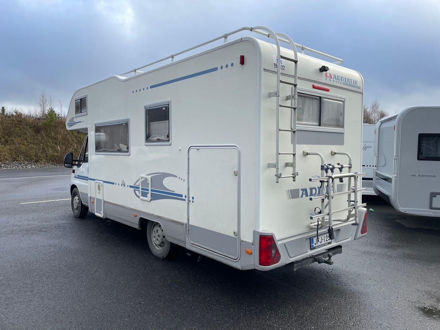 Adria Coral 660 DP 2.8 JTD 130hv ** TRUMA, PARIVUODE, ISO-PÖYTÄRYHMÄ, MARKIISI **, kuva 3