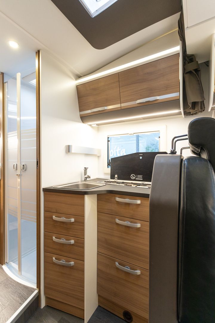 Adria Matrix 670 SL Axess 2.2 BlueHDi 165hv ** SIS. ALV, TRUMA-TALVIPAKETTI, ERILLISVUOTEET, TODELLA SUOSITTU MALLI **, kuva 12