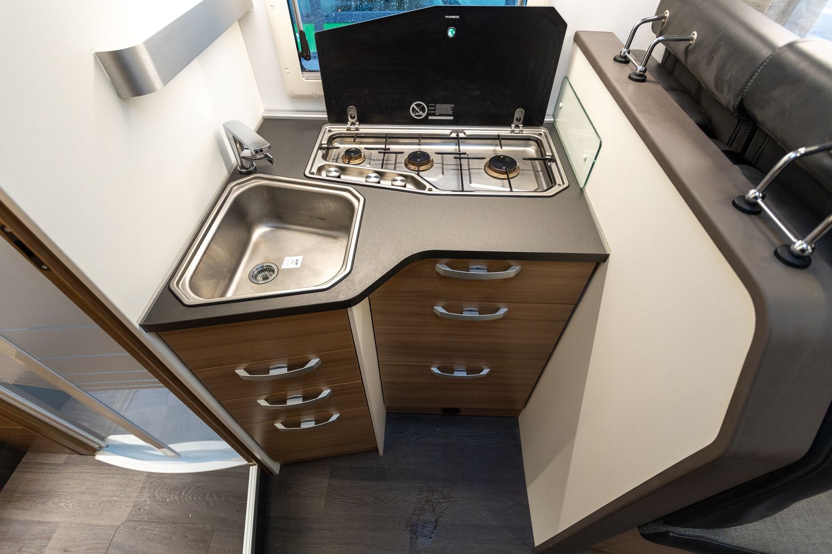 Adria Matrix 670 SL Axess 2.2 BlueHDi 165hv ** SIS. ALV, TRUMA-TALVIPAKETTI, ERILLISVUOTEET, TODELLA SUOSITTU MALLI **, kuva 13
