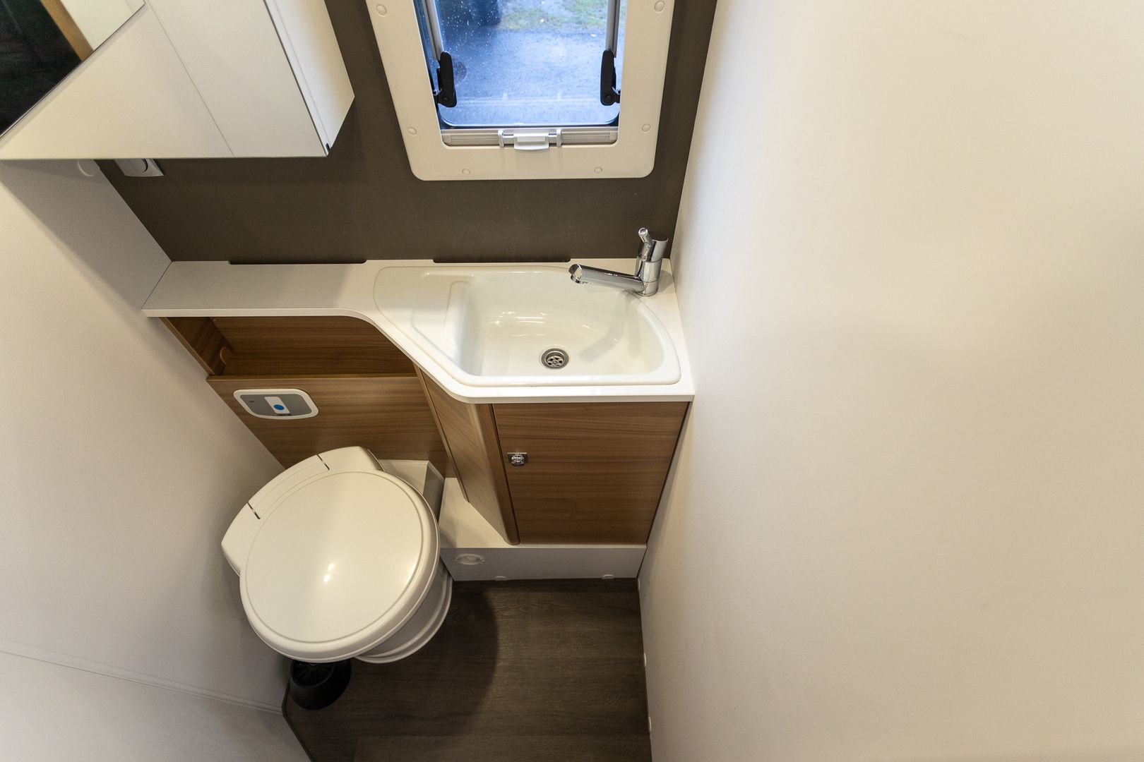 Adria Matrix 670 SL Axess 2.2 BlueHDi 165hv ** SIS. ALV, TRUMA-TALVIPAKETTI, ERILLISVUOTEET, TODELLA SUOSITTU MALLI **, kuva 19