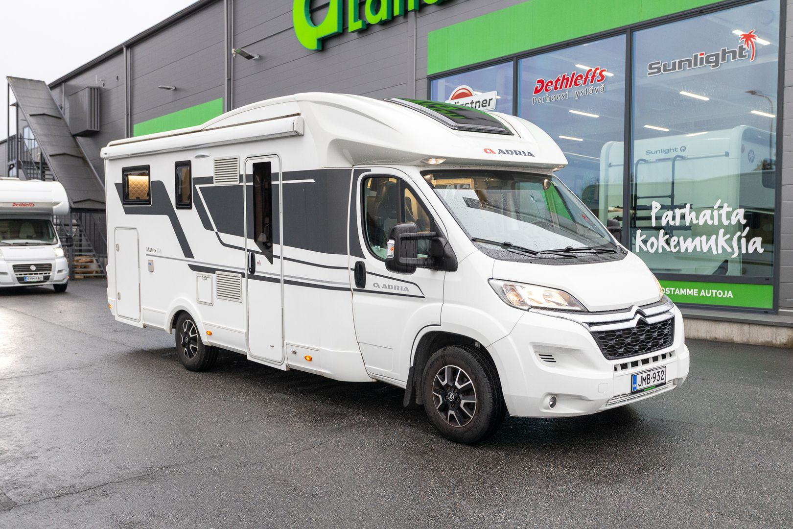 Adria Matrix 670 SL Axess 2.2 BlueHDi 165hv ** SIS. ALV, TRUMA-TALVIPAKETTI, ERILLISVUOTEET, TODELLA SUOSITTU MALLI **, kuva 1