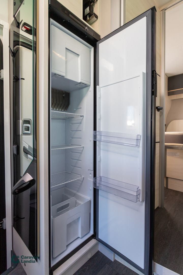 Challenger 328 Graphite Premium 170hv **SAAREKEVUODE, 2xILMASTOINTI, AURINKOPANEELI**, kuva 18