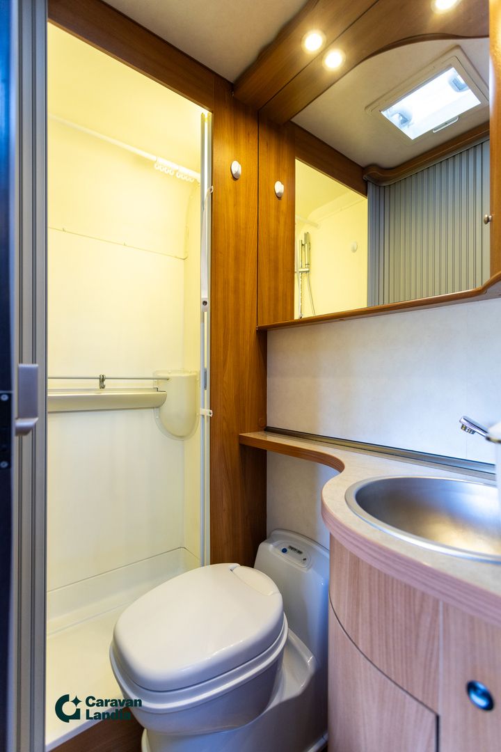 Hymer 653 2.2 TDCi ** OHJAAMO ILMASTOINTI, PARIVUODE, TRUMA**, kuva 18