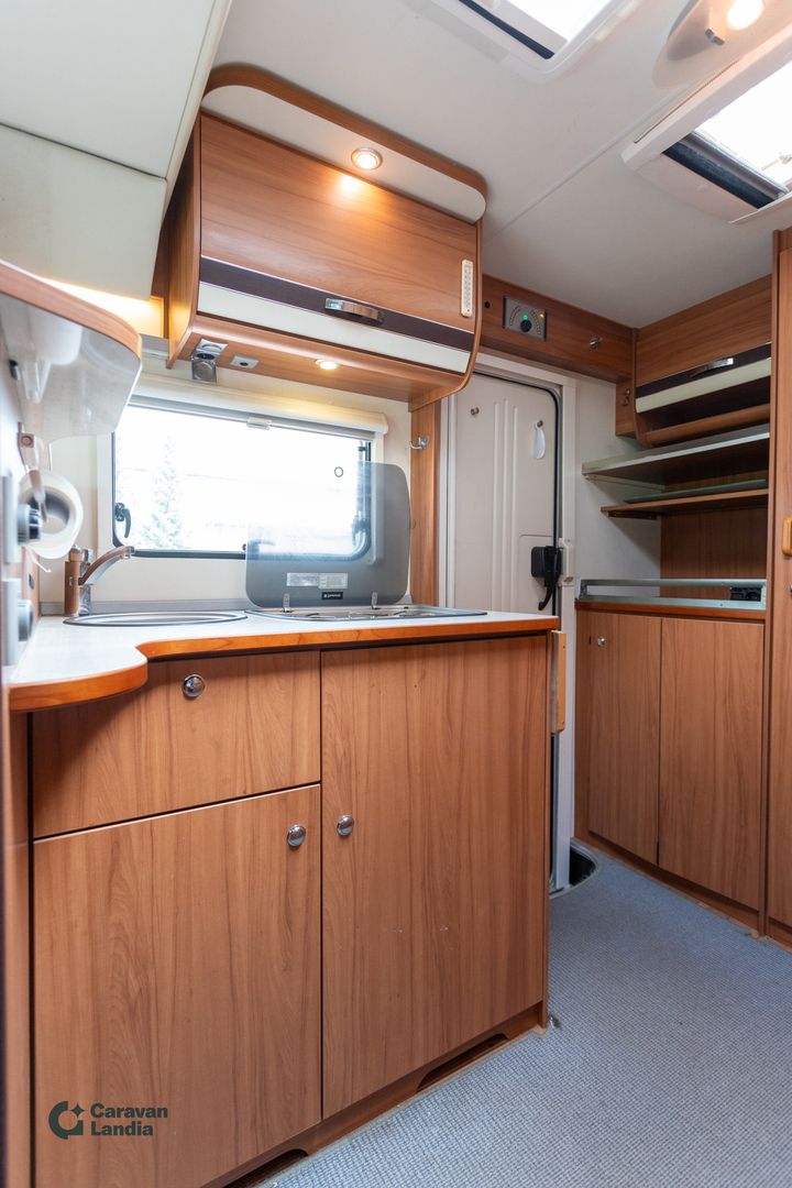 Weinsberg TI 550 MH 130hv **AURINKOPANEELI, LASKUVUODE, INVERTTERI, TRUMA (KAASU/SÄHKÖ)**, kuva 8
