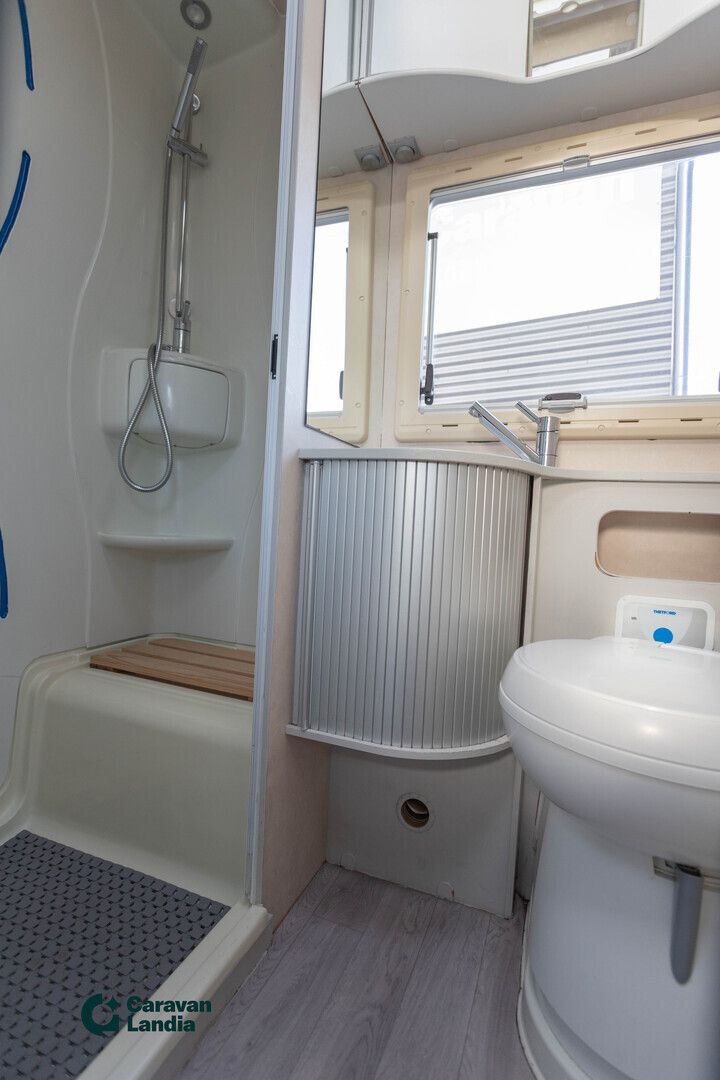 Adria Coral S 660 SL 2.3 Mjet 130hv ** TRUMA, ERILLISVUOTEET, MARKIISI **, kuva 12