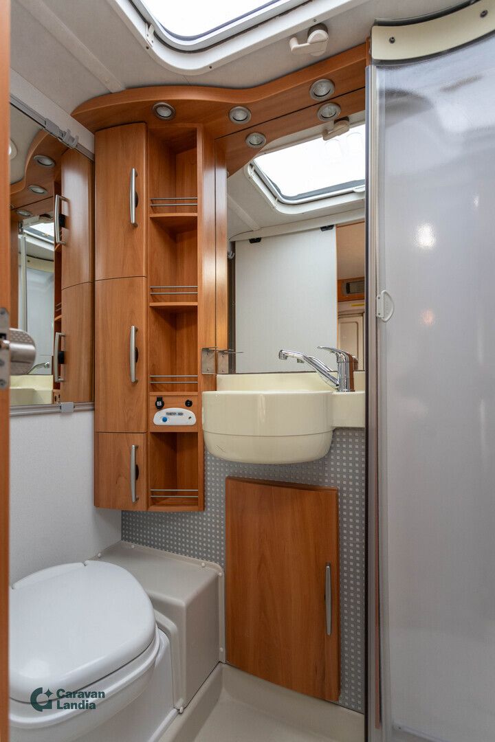 Hymer B 544 2.8 JTD 130hv ** TRUMA, ISO-PÖYTÄRYHMÄ, HUBBET-YLÄVUODE **, kuva 11