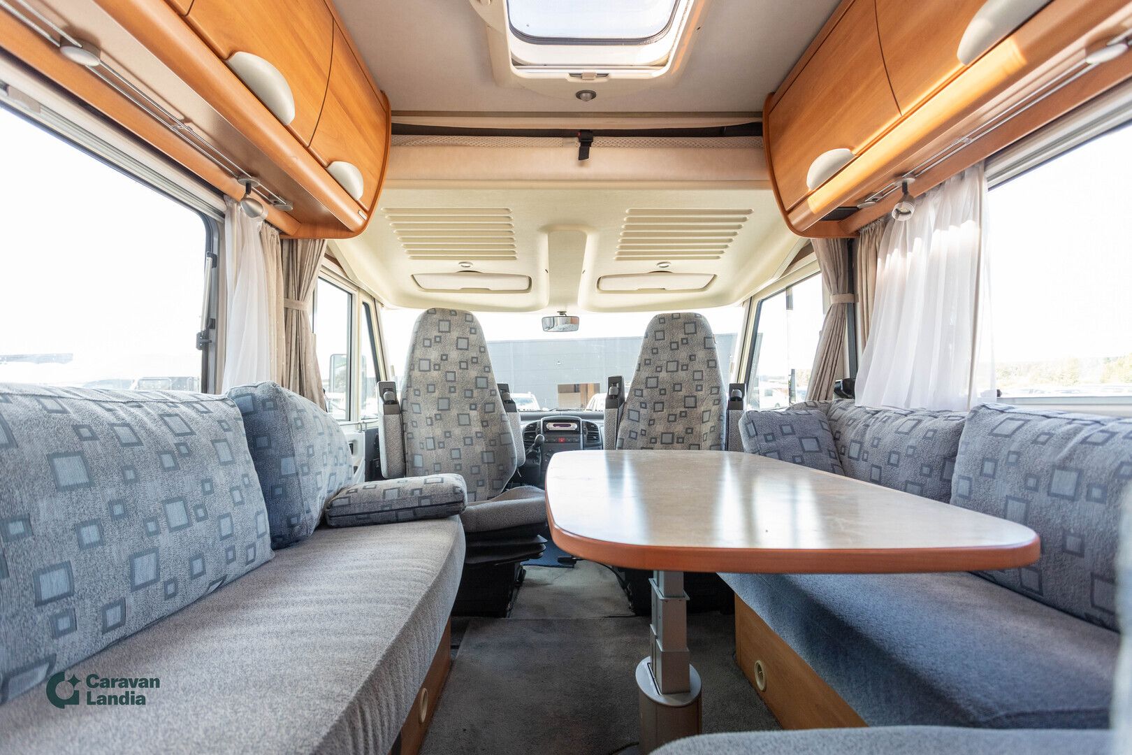 Hymer B 544 2.8 JTD 130hv ** TRUMA, ISO-PÖYTÄRYHMÄ, HUBBET-YLÄVUODE **, kuva 8