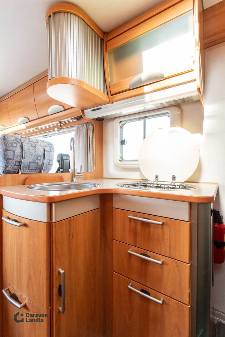 Hymer B 544 2.8 JTD 130hv ** TRUMA, ISO-PÖYTÄRYHMÄ, HUBBET-YLÄVUODE **, kuva 9