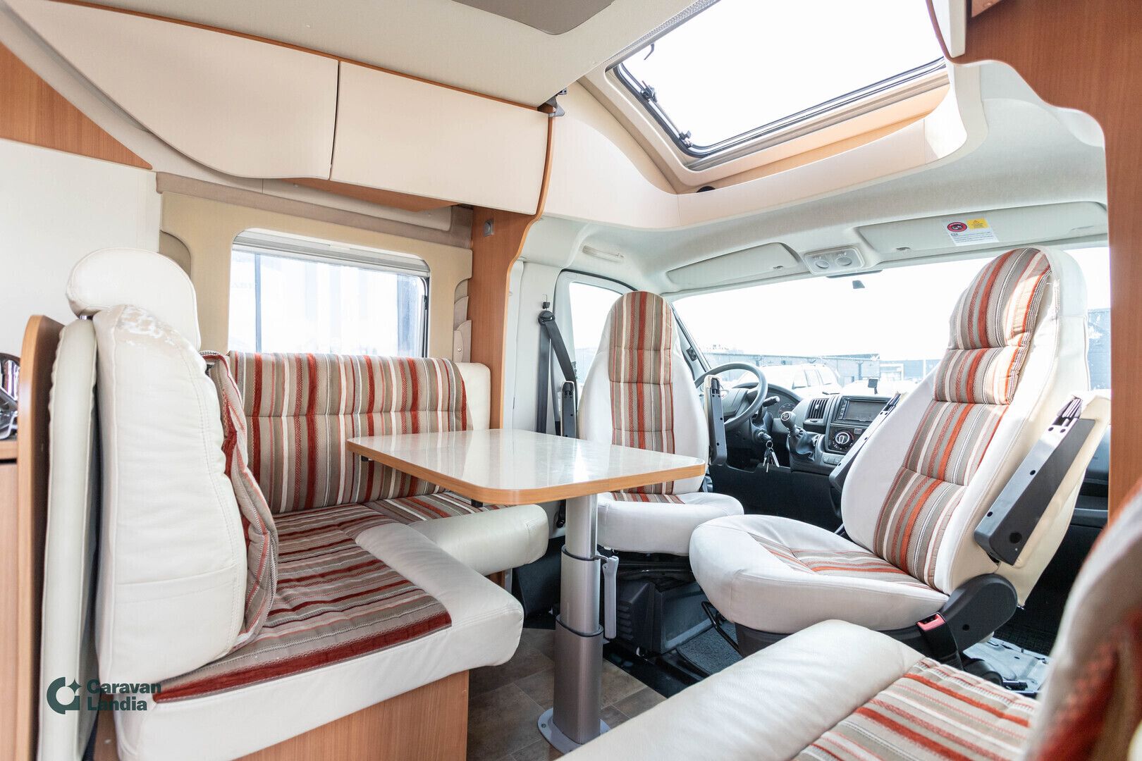 Burstner Ixeo IT740 2.3 Mjet 130hv ** TRUMA-SÄHKÖPATRUUNA, ERILLISVUOTEET, HUBBET-YLÄVUODE, AURINKOPANEELI**, kuva 8