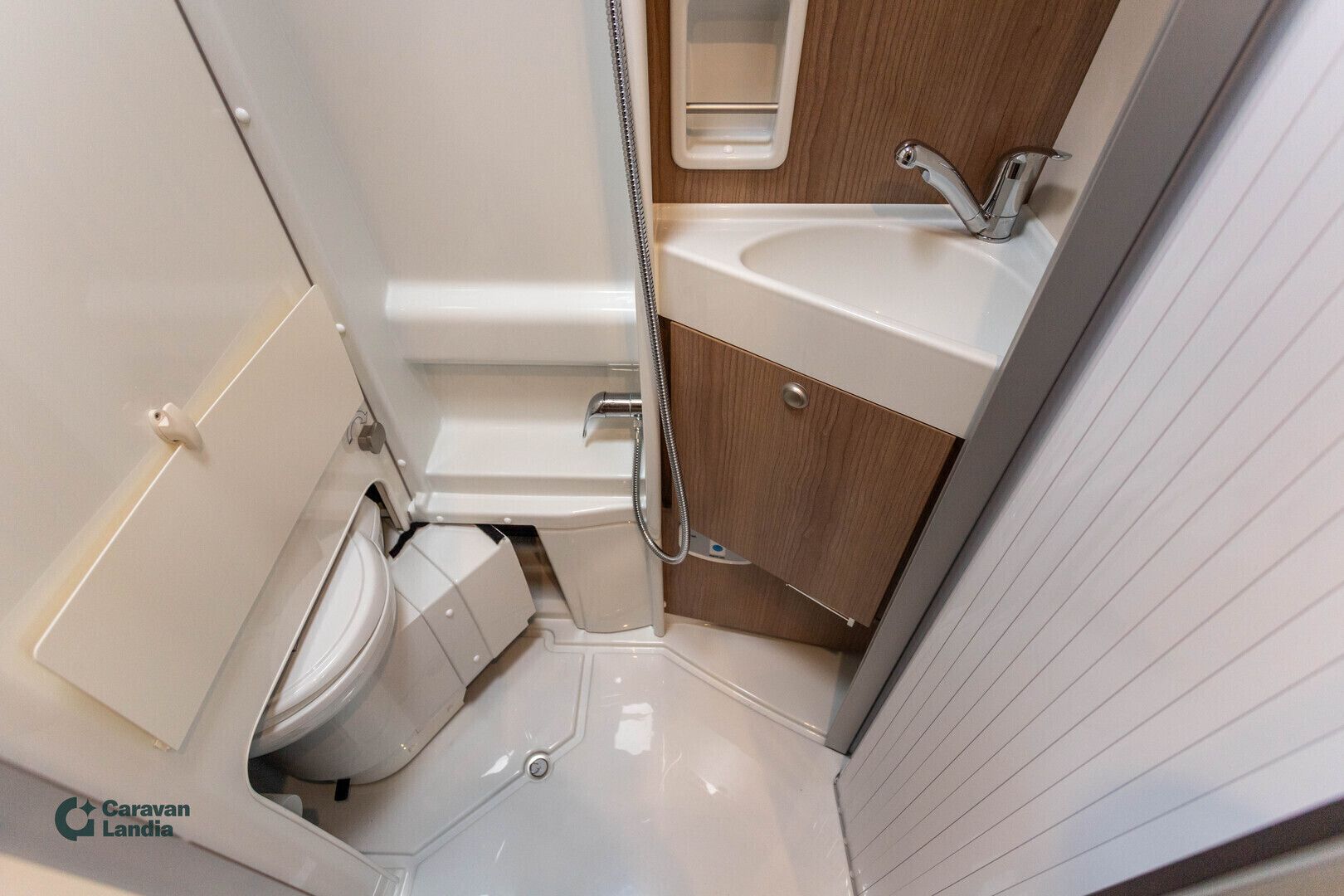 Carthago Malibu Van 600 140hv **VÄHÄN AJETTU, TRUMA, TODELLA NÄYTTÄVÄ, ERIKOISVANTEET**, kuva 16
