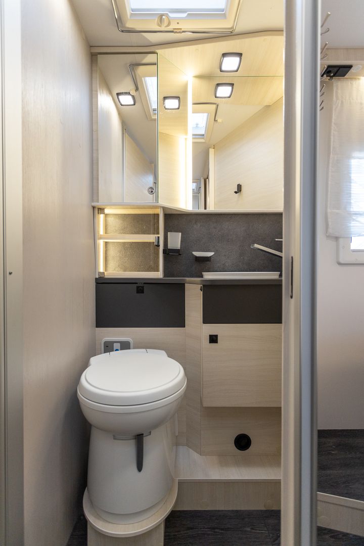 Challenger 328 Graphite Ultimate 2.0 EcoBlue 170hv ** DIESEL-KESKUSLÄMMITYS, SAAREKEVUODE, AURINKOPANEELI **, kuva 18