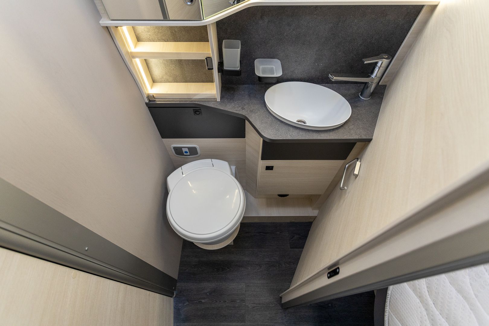 Challenger 328 Graphite Ultimate 2.0 EcoBlue 170hv ** DIESEL-KESKUSLÄMMITYS, SAAREKEVUODE, AURINKOPANEELI **, kuva 19