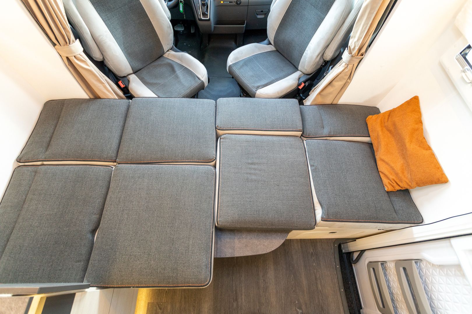 Challenger 328 Graphite Ultimate 2.0 EcoBlue 170hv ** DIESEL-KESKUSLÄMMITYS, SAAREKEVUODE, AURINKOPANEELI **, kuva 24