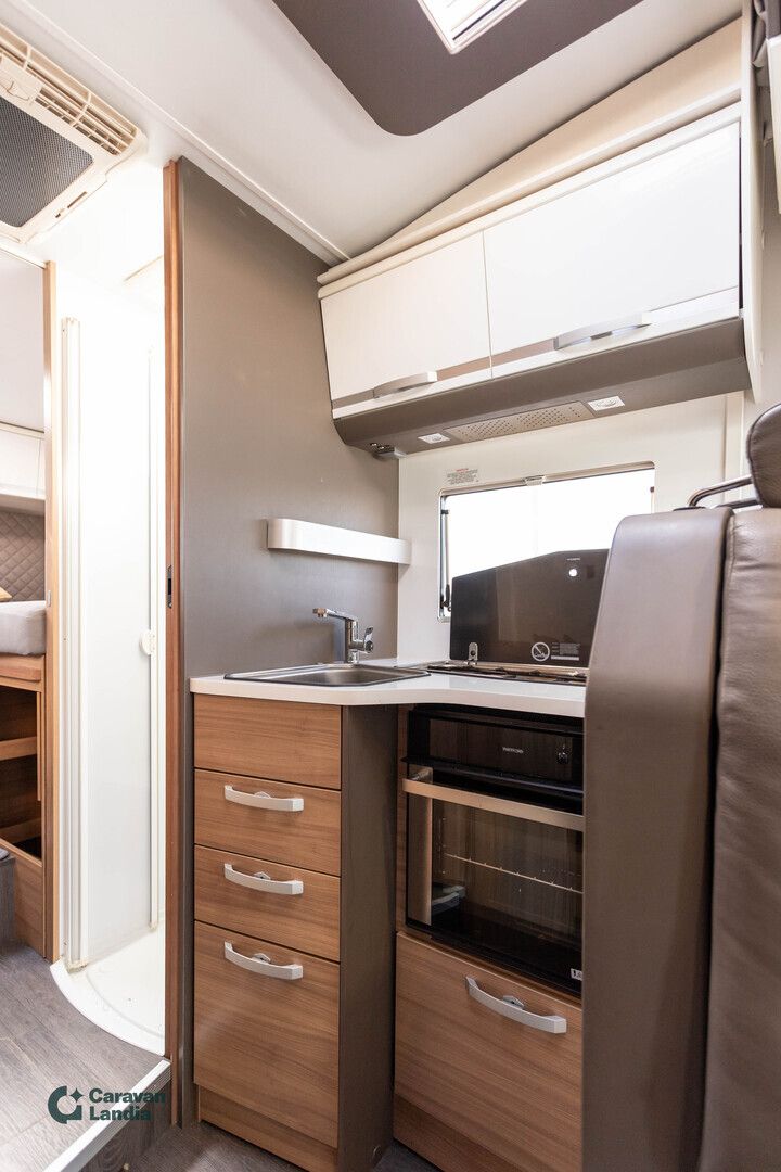 Adria Matrix M 670SL 2.3 Mjet 150hv ** ERILLISVUOTEET, ALDE, LED-PÄIVÄVALOT, HUBBET-YLÄVUODE, KAASU-UUNI **, kuva 10