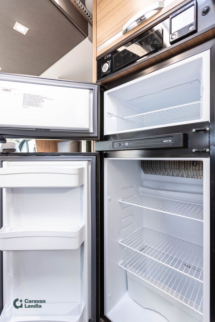 Adria Matrix M 670SL 2.3 Mjet 150hv ** ERILLISVUOTEET, ALDE, LED-PÄIVÄVALOT, HUBBET-YLÄVUODE, KAASU-UUNI **, kuva 13
