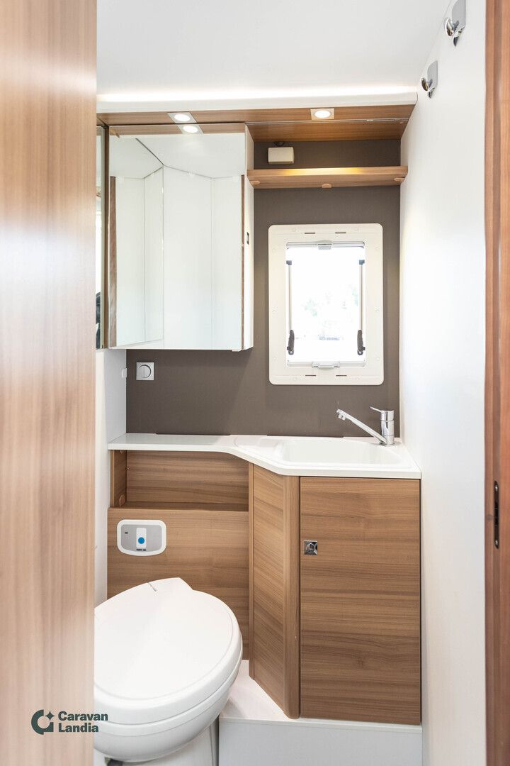 Adria Matrix M 670SL 2.3 Mjet 150hv ** ERILLISVUOTEET, ALDE, LED-PÄIVÄVALOT, HUBBET-YLÄVUODE, KAASU-UUNI **, kuva 14