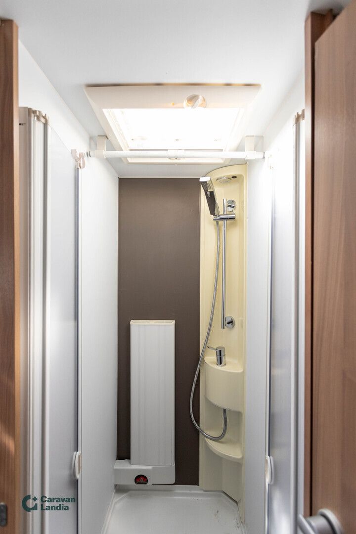 Adria Matrix M 670SL 2.3 Mjet 150hv ** ERILLISVUOTEET, ALDE, LED-PÄIVÄVALOT, HUBBET-YLÄVUODE, KAASU-UUNI **, kuva 16