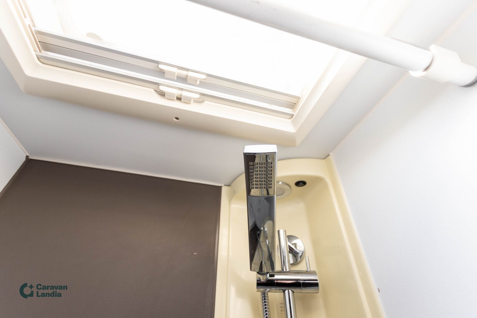 Adria Matrix M 670SL 2.3 Mjet 150hv ** ERILLISVUOTEET, ALDE, LED-PÄIVÄVALOT, HUBBET-YLÄVUODE, KAASU-UUNI **, kuva 17