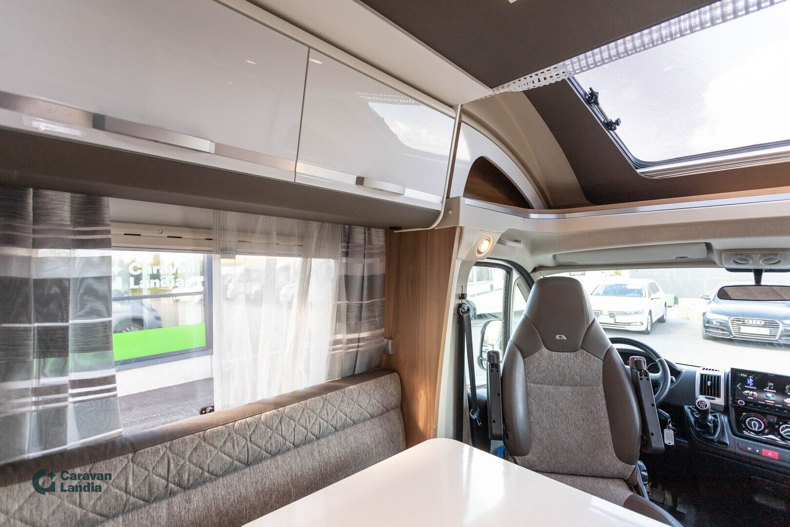 Adria Matrix M 670SL 2.3 Mjet 150hv ** ERILLISVUOTEET, ALDE, LED-PÄIVÄVALOT, HUBBET-YLÄVUODE, KAASU-UUNI **, kuva 20