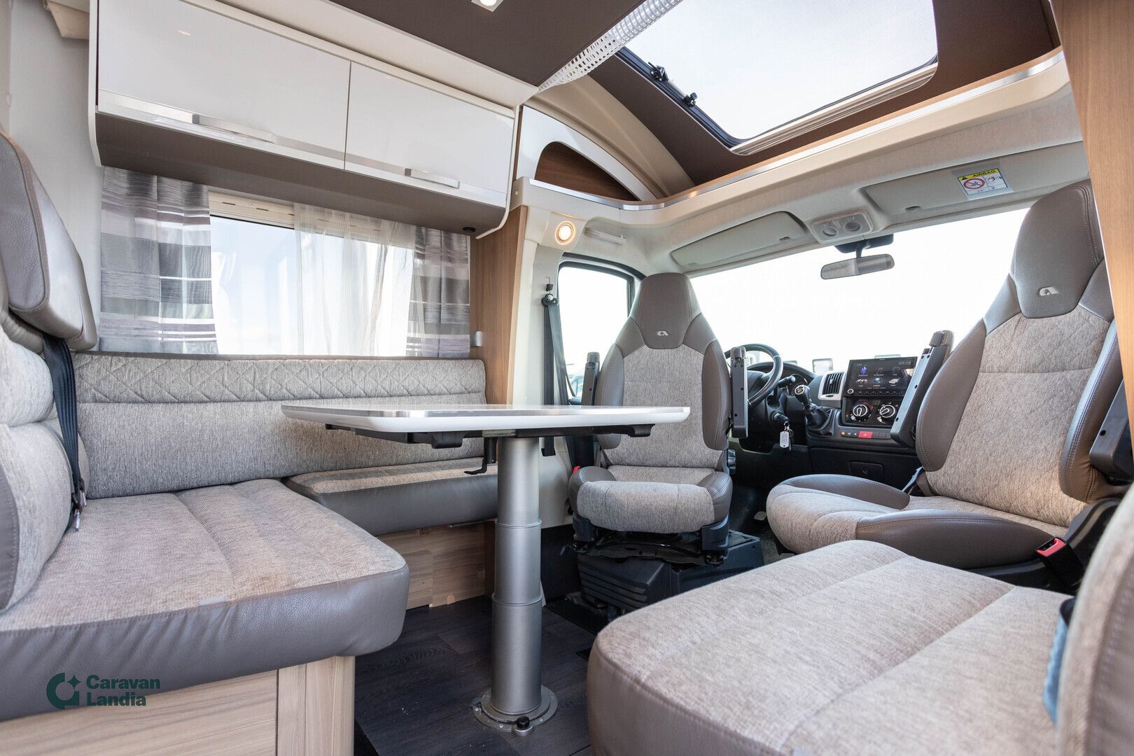 Adria Matrix M 670SL 2.3 Mjet 150hv ** ERILLISVUOTEET, ALDE, LED-PÄIVÄVALOT, HUBBET-YLÄVUODE, KAASU-UUNI **, kuva 8