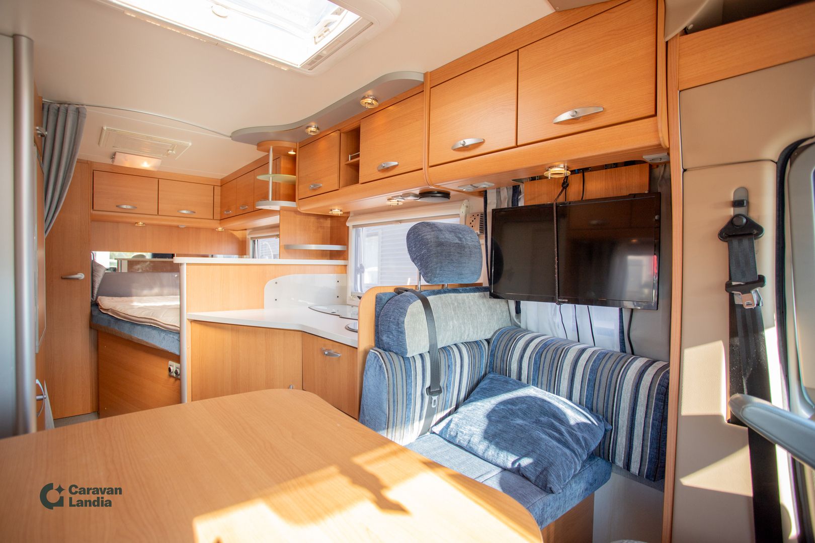 Knaus Sport Ti 700 UFB 2.5 dCI 115GV **TRUMA-SÄHKÖPATRUUNA, AURINKOPANEELI, MARKIISI **, kuva 10