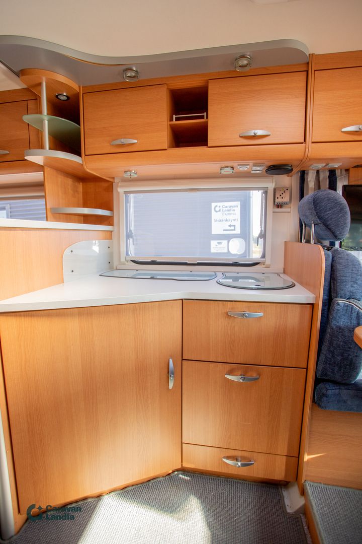 Knaus Sport Ti 700 UFB 2.5 dCI 115GV **TRUMA-SÄHKÖPATRUUNA, AURINKOPANEELI, MARKIISI **, kuva 12
