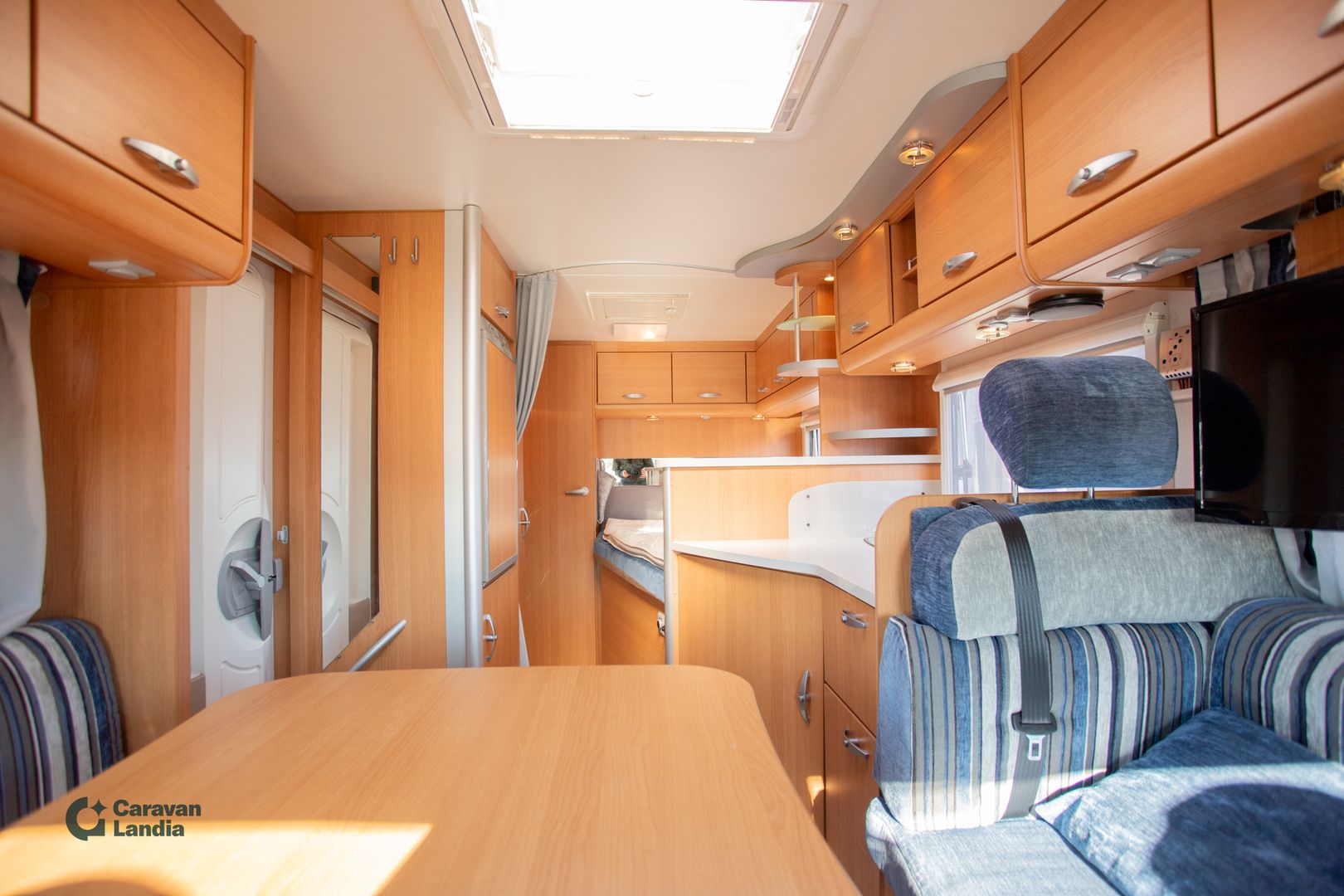 Knaus Sport Ti 700 UFB 2.5 dCI 115GV **TRUMA-SÄHKÖPATRUUNA, AURINKOPANEELI, MARKIISI **, kuva 8