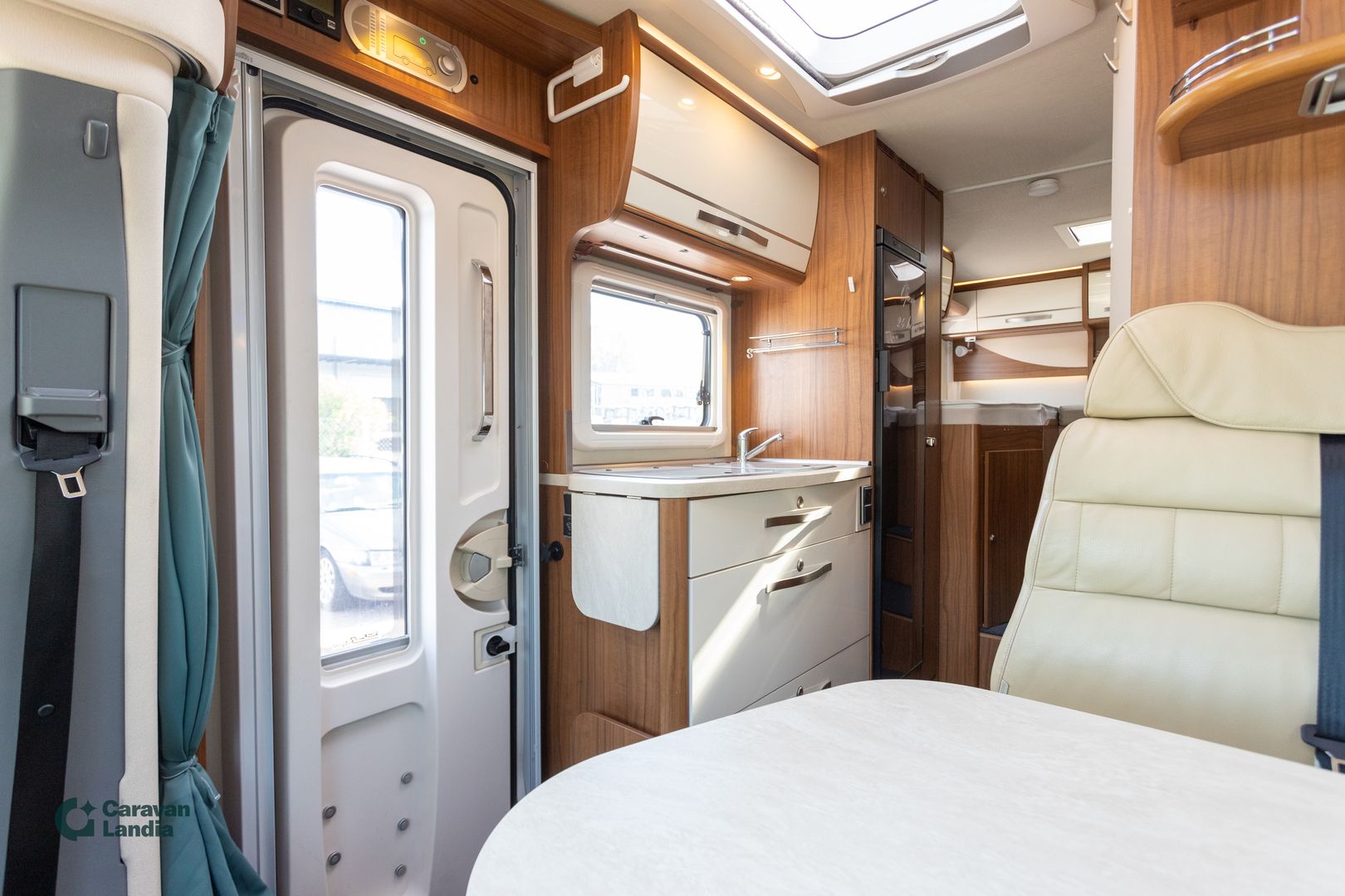 Hymer ML-T 580 316 CDI RWD 163hv **TAKAVETO, 2xAURINKOPANEELI, ERILLISVUOTEET, MARKIISI, 3xHUPIAKKU**, kuva 11