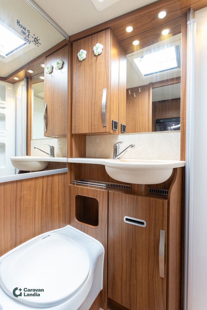 Hymer ML-T 580 316 CDI RWD 163hv **TAKAVETO, 2xAURINKOPANEELI, ERILLISVUOTEET, MARKIISI, 3xHUPIAKKU**, kuva 16