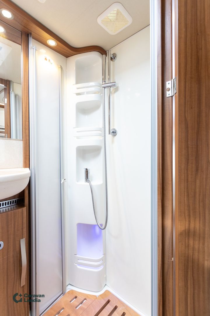 Hymer ML-T 580 316 CDI RWD 163hv **TAKAVETO, 2xAURINKOPANEELI, ERILLISVUOTEET, MARKIISI, 3xHUPIAKKU**, kuva 17