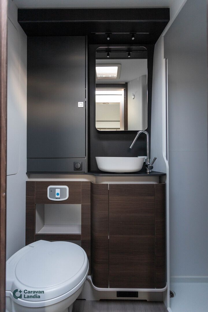 Adria Coral Supreme 670 SLT 2.3 Mjet 160hv ** ALDE, ERILLISVUOTEET, TAKA-WC **, kuva 17