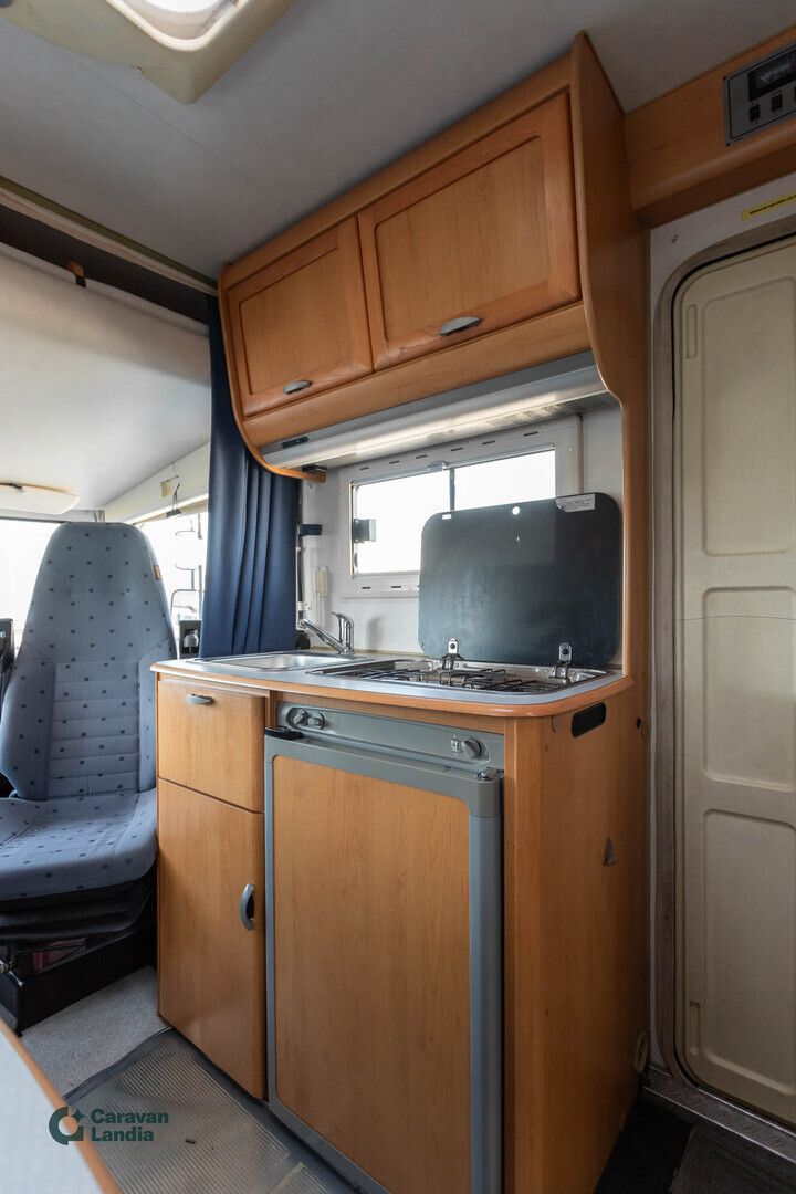 Hymer Classic 575 316 CDI 155hv ** TRUMA, PITKITTÄINEN-PARIVUODE, HUBBET-YLÄVUODE, MARKIISI **, kuva 10