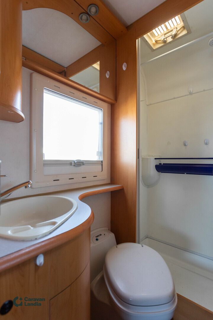 Hymer Classic 575 316 CDI 155hv ** TRUMA, PITKITTÄINEN-PARIVUODE, HUBBET-YLÄVUODE, MARKIISI **, kuva 13