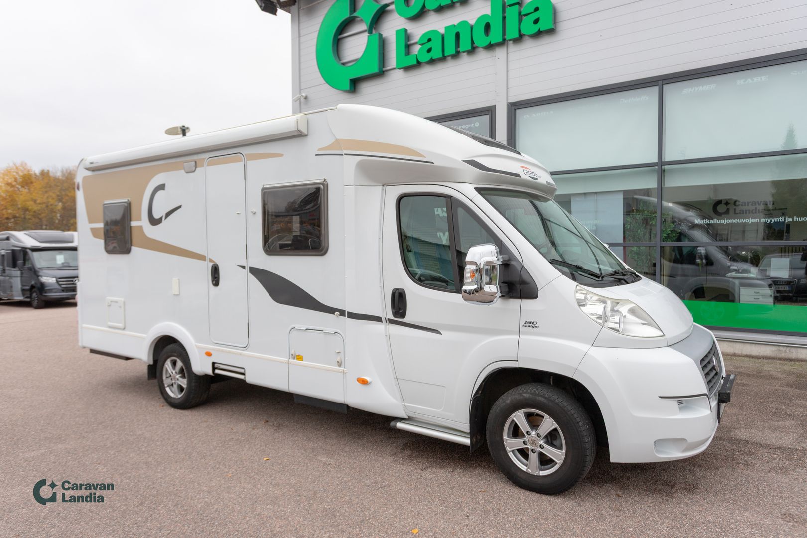 Carado T 345 2.3 Mjet 130hv ** TRUMA-SÄHKÖPATRUUNA, PITKITTÄINEN-PARIVUODE, MARKIISI **, kuva 1
