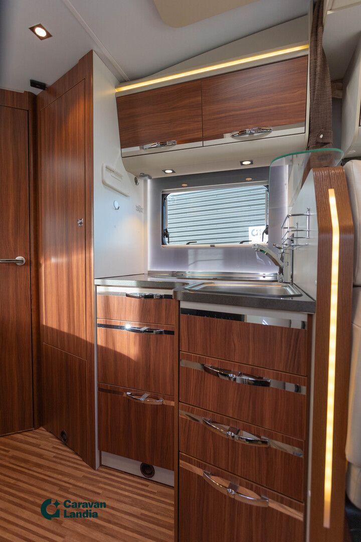 Adria Matrix M 650 SF 2.3 Mjet 130hv ** MARKIISI, TRUMA-SÄHKÖPATRUUNA, HUBBET-YLÄVUODE **, kuva 10