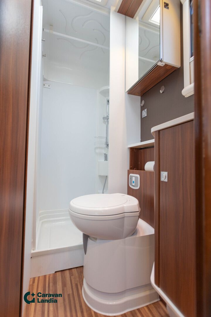 Adria Matrix M 650 SF 2.3 Mjet 130hv ** MARKIISI, TRUMA-SÄHKÖPATRUUNA, HUBBET-YLÄVUODE **, kuva 13