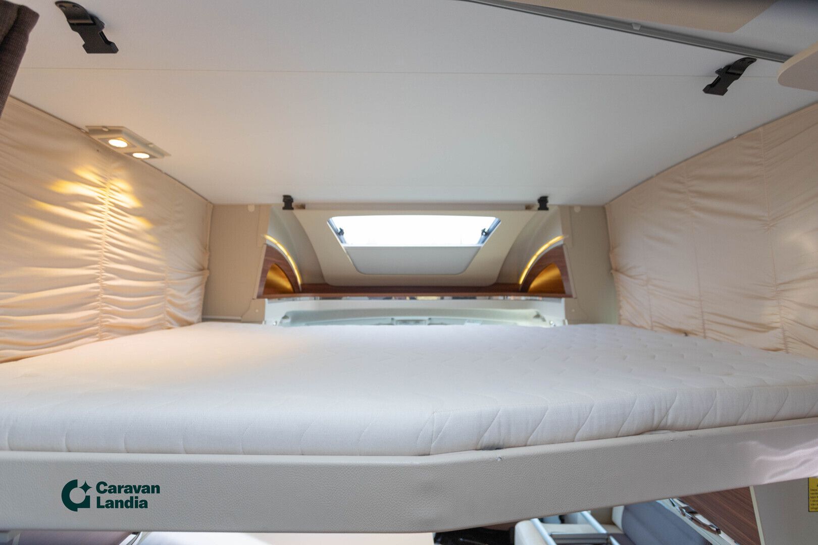 Adria Matrix M 650 SF 2.3 Mjet 130hv ** MARKIISI, TRUMA-SÄHKÖPATRUUNA, HUBBET-YLÄVUODE **, kuva 17