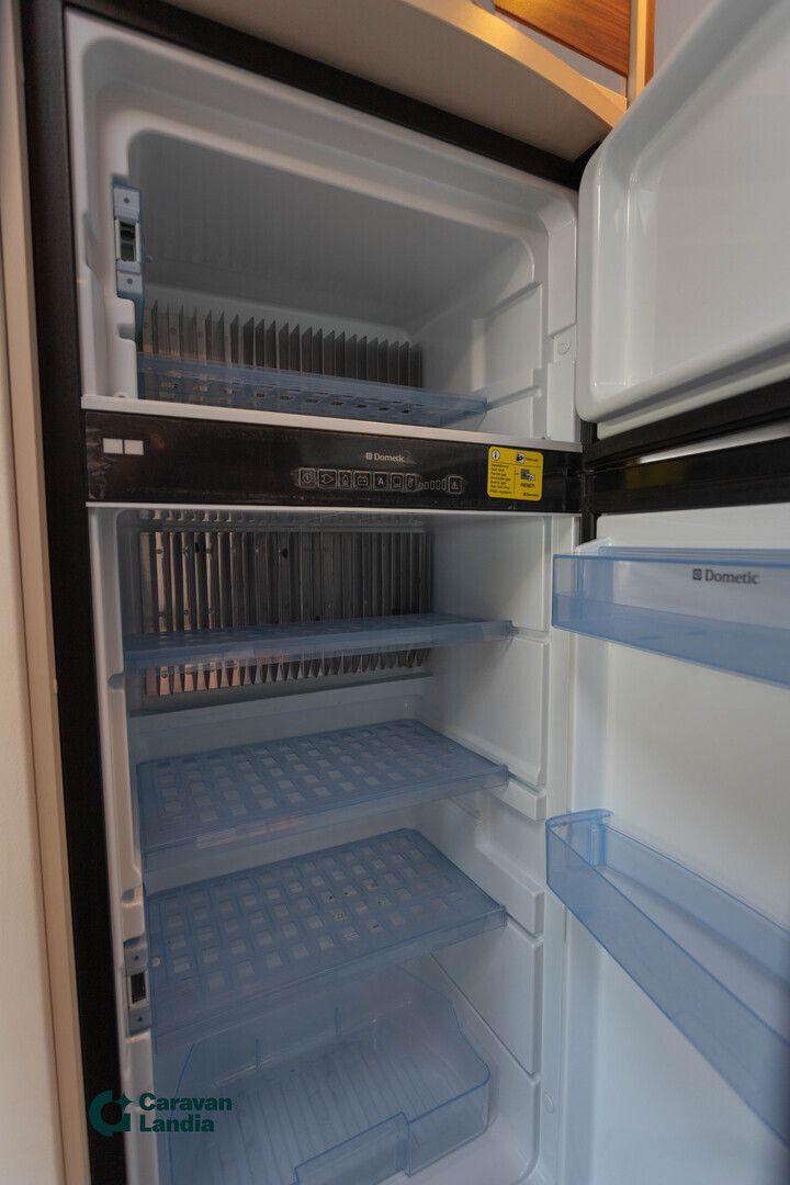 Adria Matrix M 650 SF 2.3 Mjet 130hv ** MARKIISI, TRUMA-SÄHKÖPATRUUNA, HUBBET-YLÄVUODE **, kuva 18