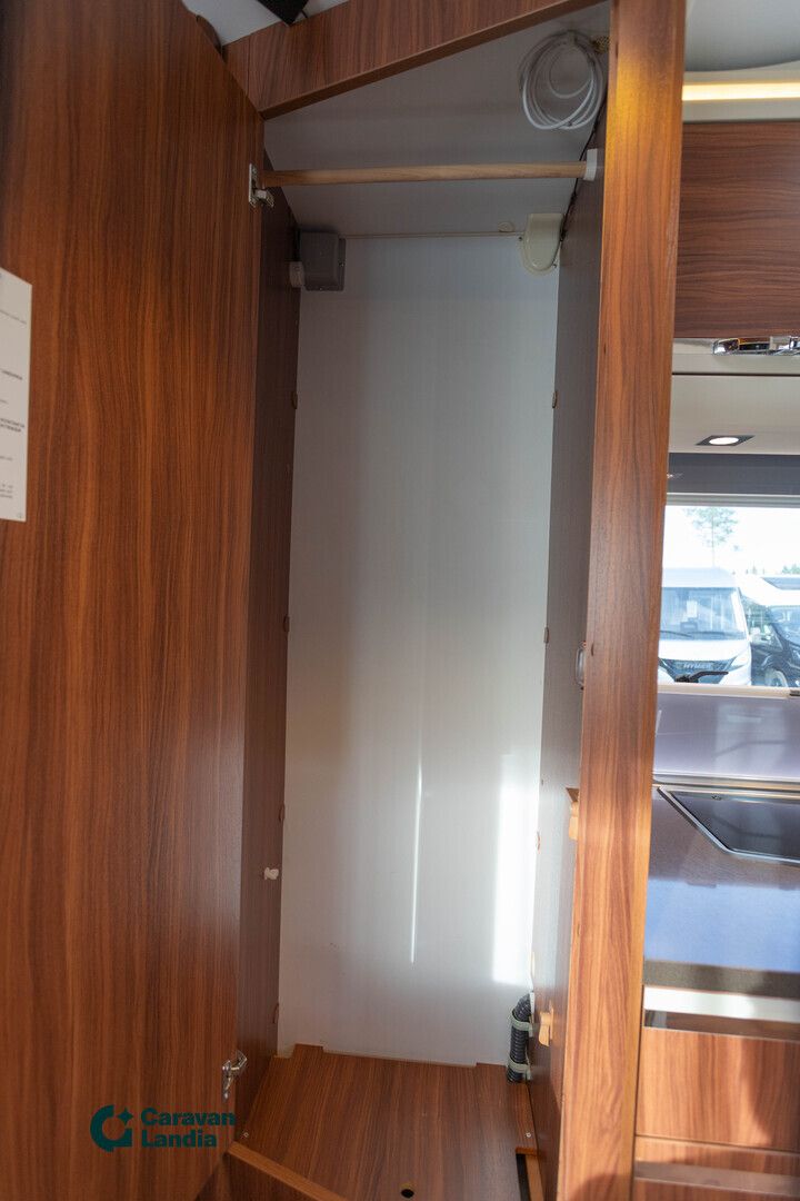 Adria Matrix M 650 SF 2.3 Mjet 130hv ** MARKIISI, TRUMA-SÄHKÖPATRUUNA, HUBBET-YLÄVUODE **, kuva 19