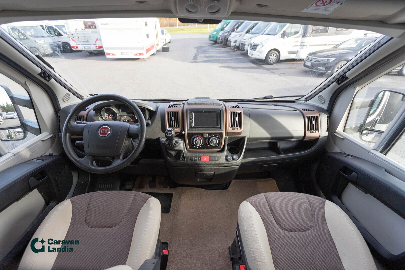 Adria Matrix M 650 SF 2.3 Mjet 130hv ** MARKIISI, TRUMA-SÄHKÖPATRUUNA, HUBBET-YLÄVUODE **, kuva 6