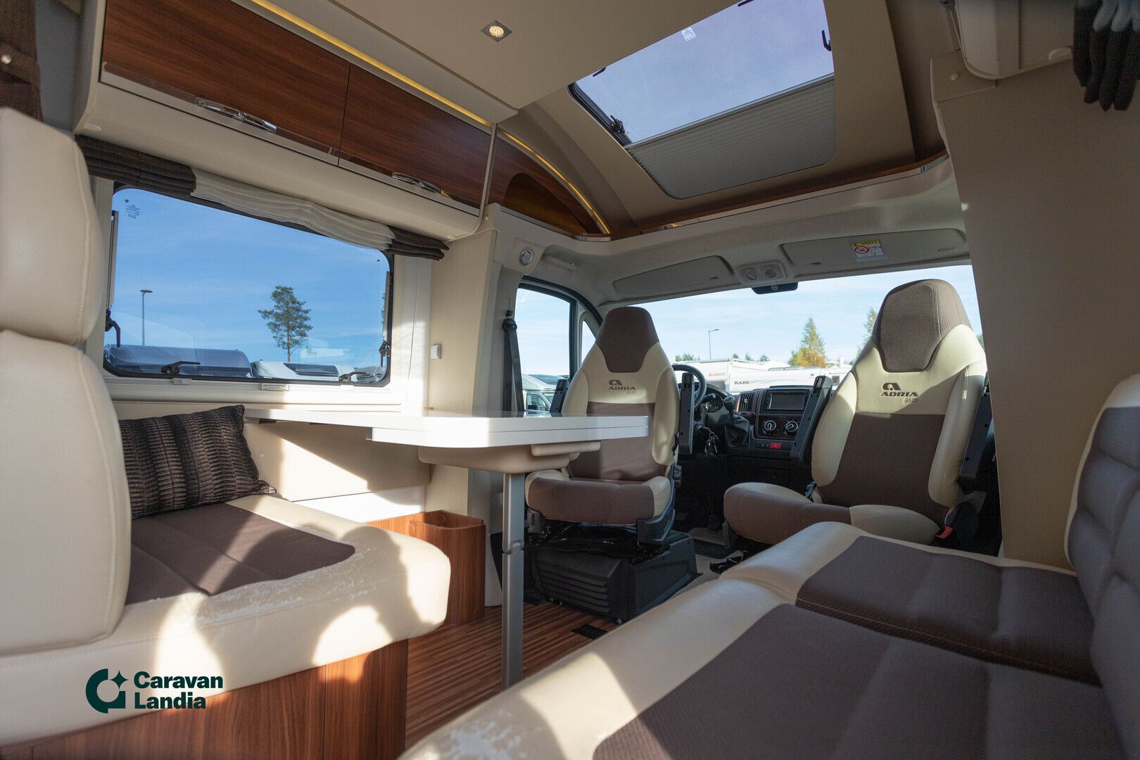 Adria Matrix M 650 SF 2.3 Mjet 130hv ** MARKIISI, TRUMA-SÄHKÖPATRUUNA, HUBBET-YLÄVUODE **, kuva 9